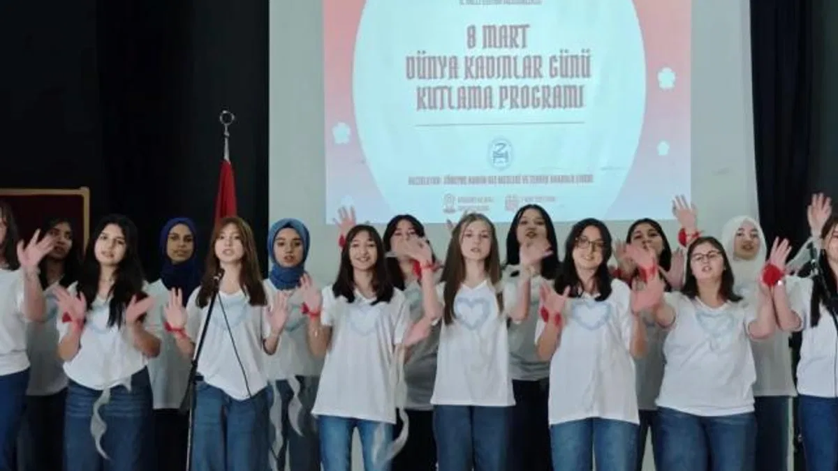 Bursa’da liseli öğrencilerden 8 Mart programı