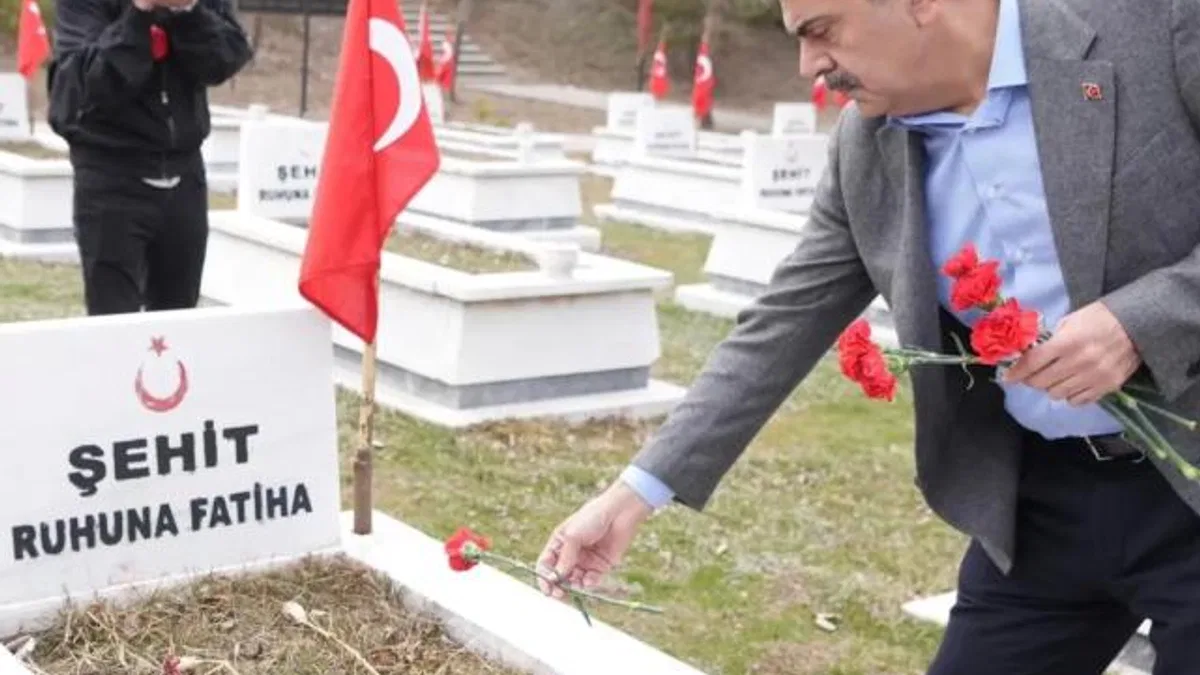 Bakan Tekin’den Erzurum Şehitliği’ne bayramlık ziyaret