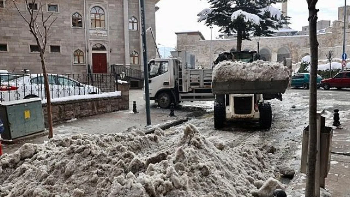 Belediye Caddesi ve Ana Arterlerde Kar Temizliği yapılıyor