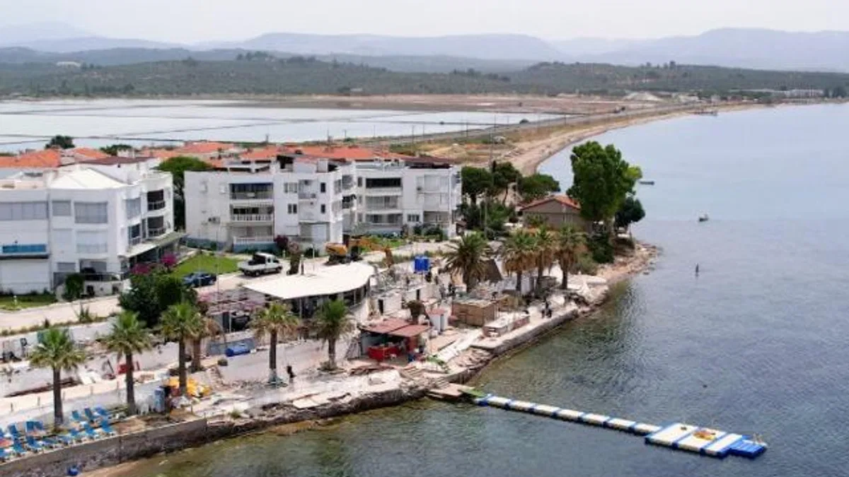 Balıkesir Ayvalık’ta ‘kaçak yapıların’ yıkımı sürüyor