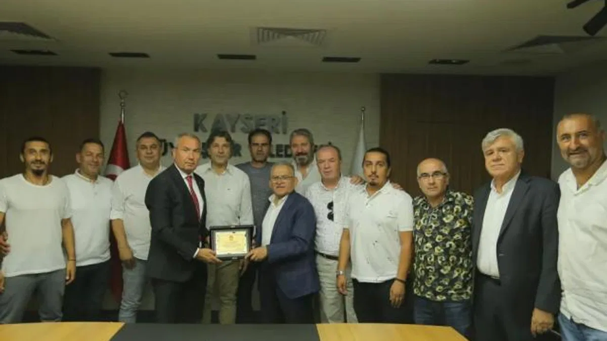 TÜRFAD Kayseri’den Büyükkılıç’a plaket