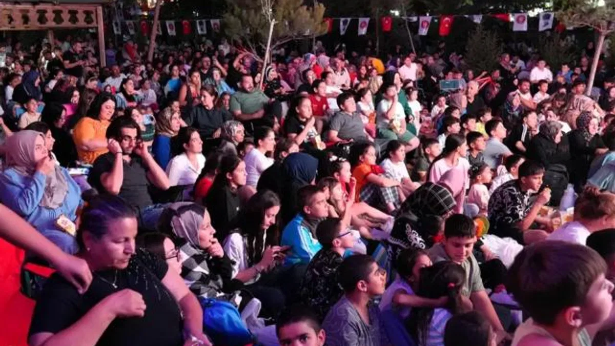Ankara Keçiören’de açık hava sinemalarına yoğun ilgi
