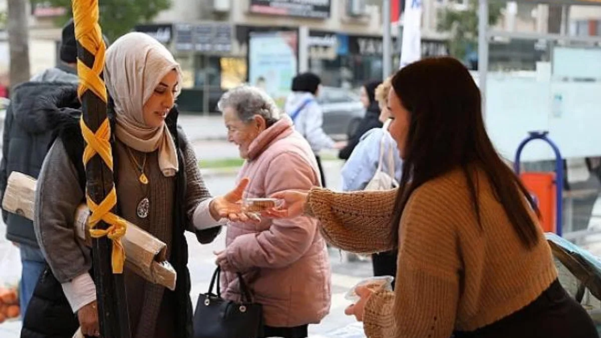 Didim Belediyesi, Regaip Kandili dolayısıyla Didim Merkez Camii önünde vatandaşlara kandil simidi ikramında bulundu