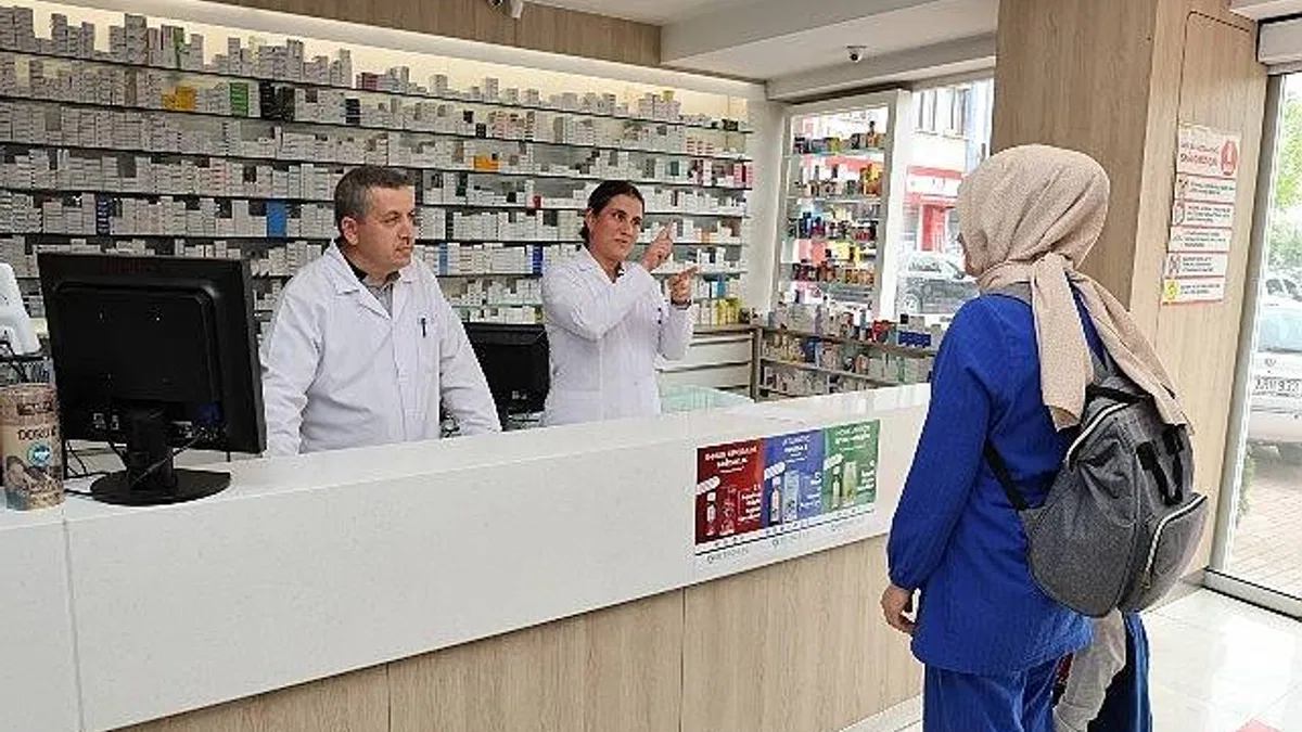 Eczane Teknisyenleri KOMEK’te Aldıkları Eğitim Sayesinde İşitme Engellilerle Daha Rahat İletişim Kuruyor