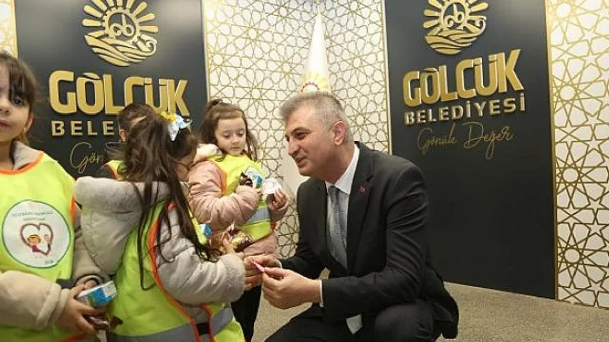 Minik Öğrencilerden Başkan Sezer’e Sürpriz Hediye