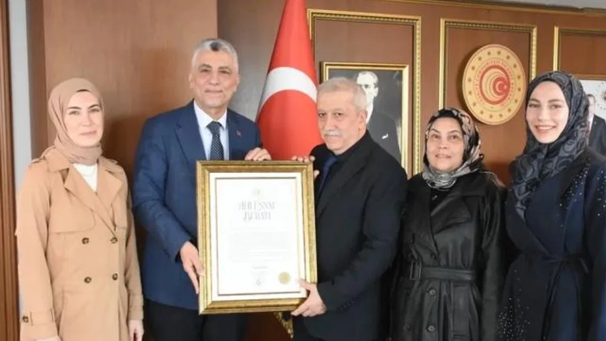 Ücret almayan esnafa Bakan Bolat’tan “Ahi Esnaf Beratı”