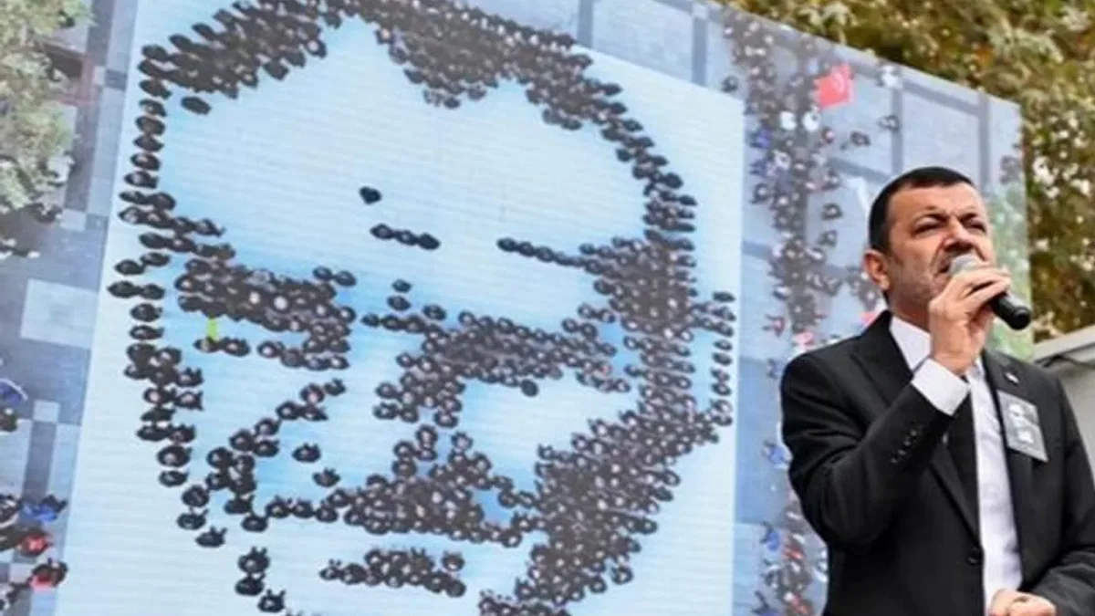 Denizli’de belediye personelleri Atatürk silüeti oluşturdu