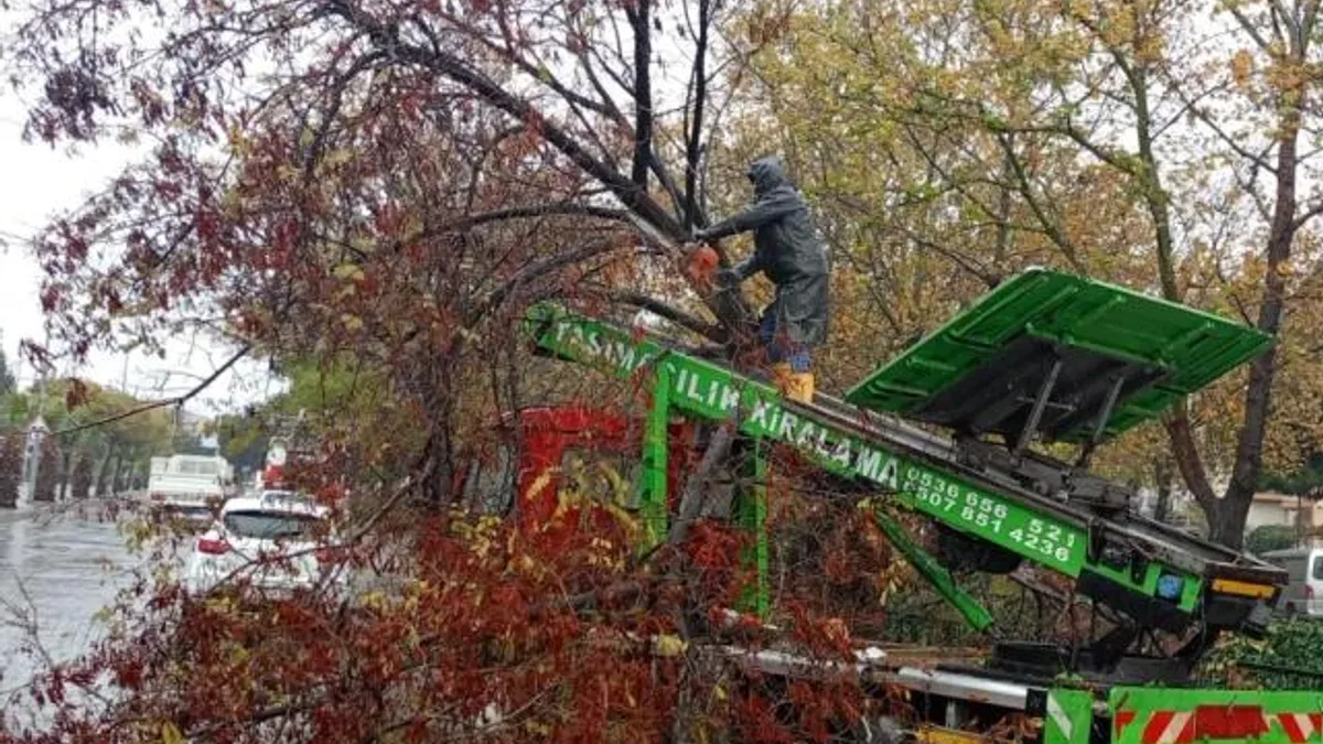 Manisa’da ekipler yağış ve fırtınaya karşı sahada