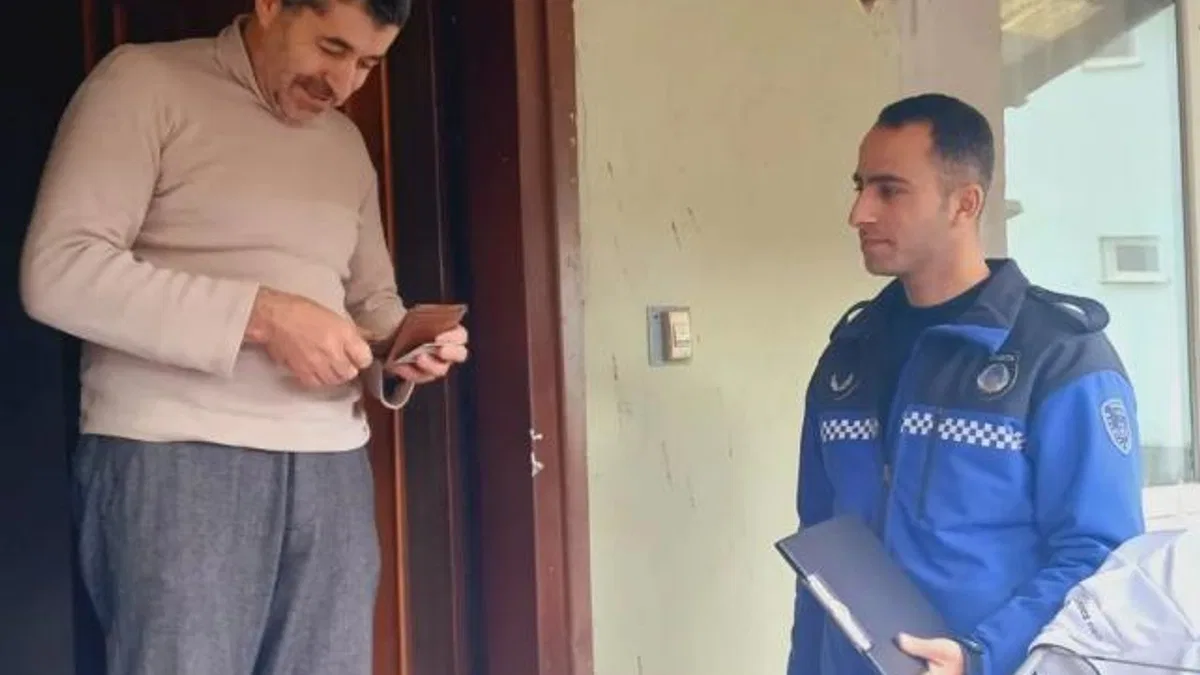 Kocaeli Zabıtası kayıp cüzdanı sahibine ulaştırdı