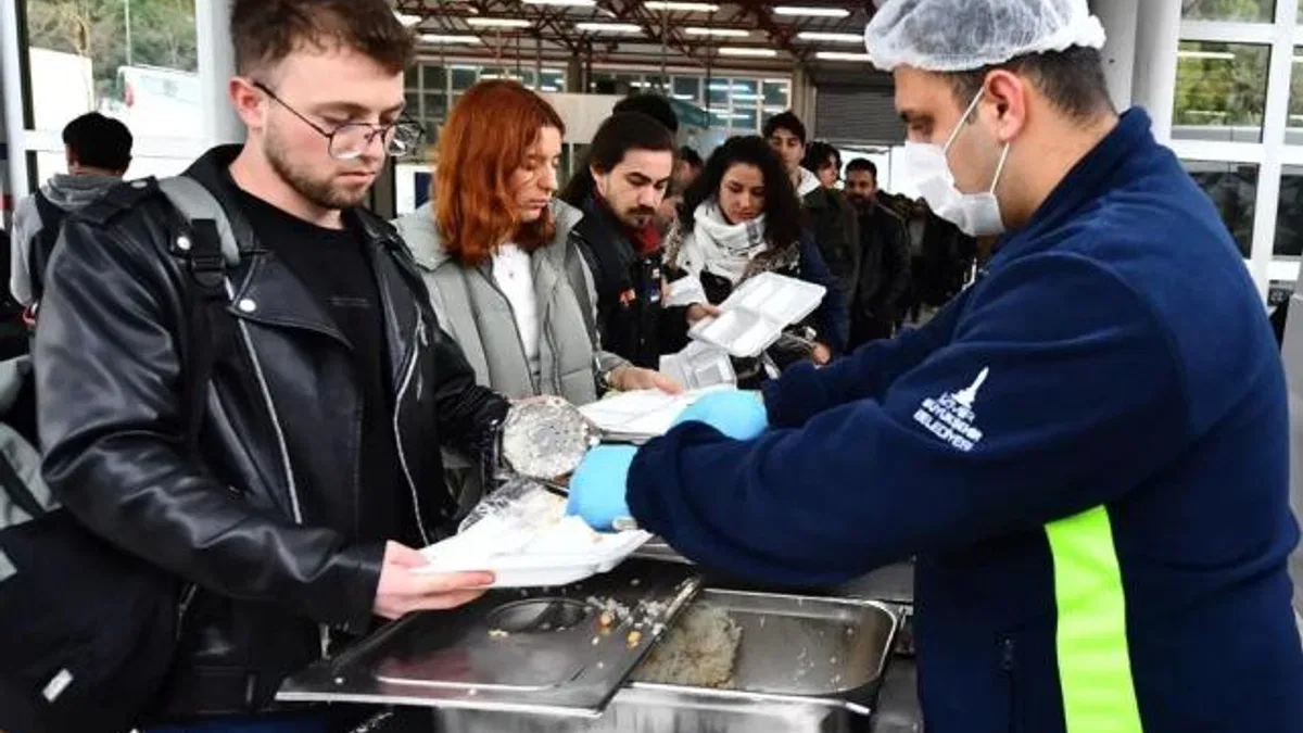 İzmir Büyükşehir’den üniversite öğrencilerine sıcak yemeğe devam