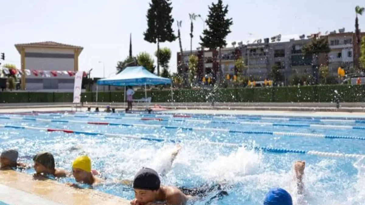 Mersin’de 7’den 70’e Herkes Eğlenerek Yüzme Öğreniyor