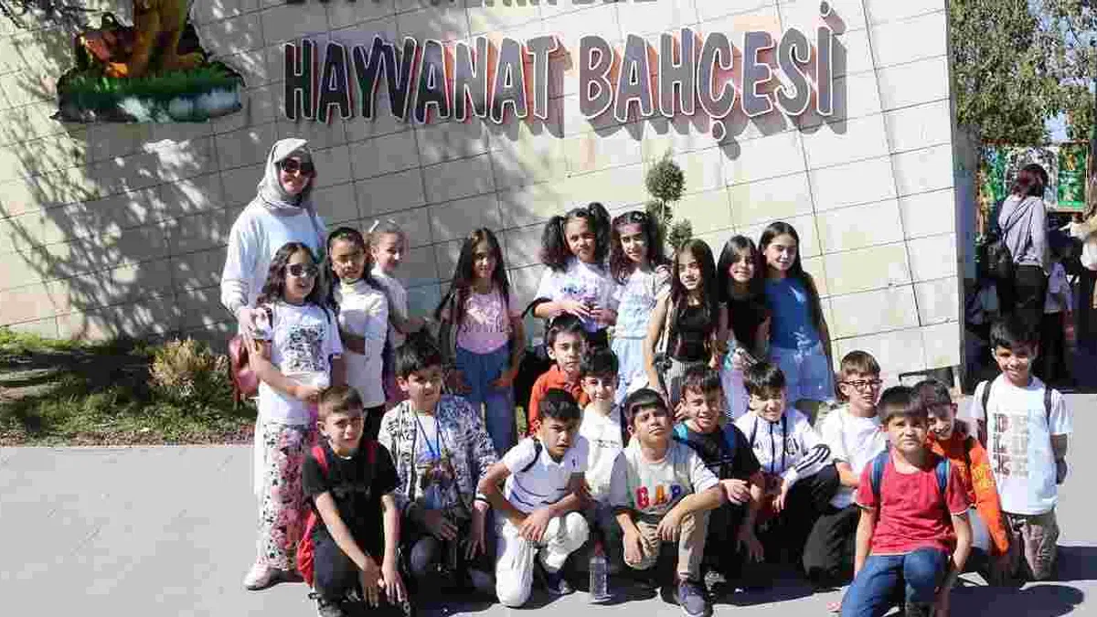 Başkan Büyükkılıç ücretsiz yaptı, çocuklar gönüllerince dilsiz dostlarla vakit geçirdi