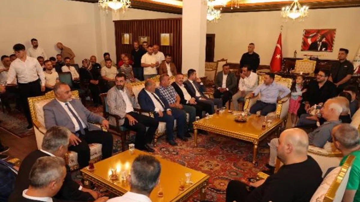 Başkan Arı, belediye personelleri ve vatandaşlarla bayramlaştı