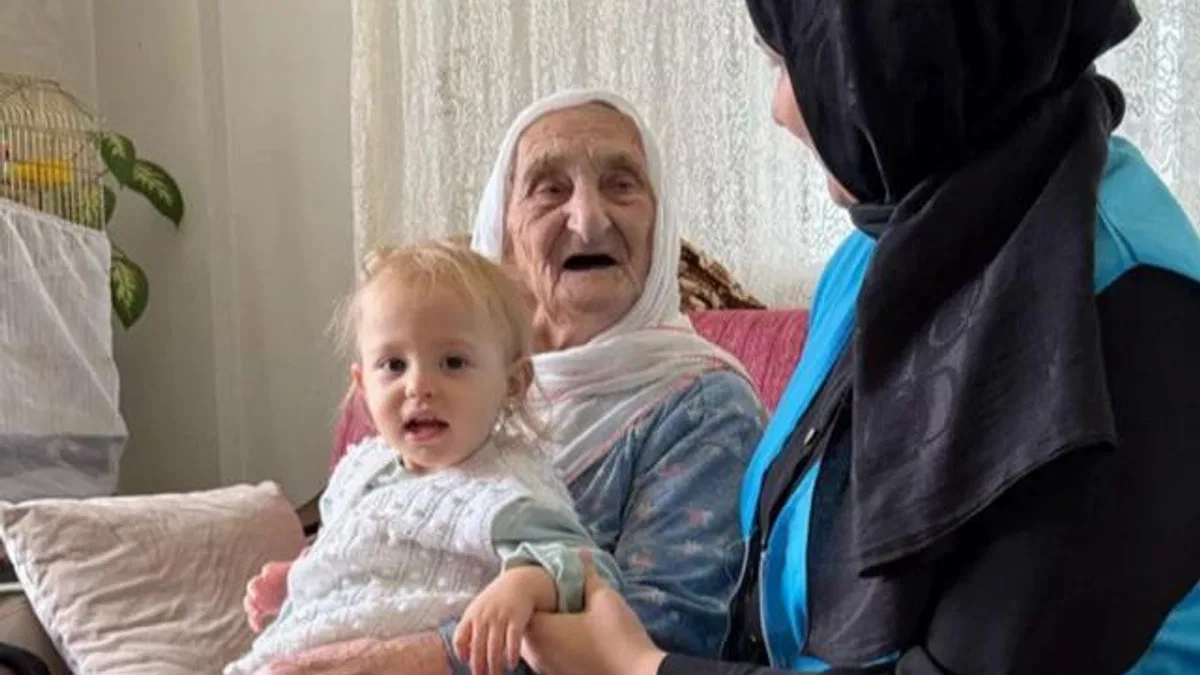 Sakarya’nın 105 yaşındaki çınarına tebessüm oldular