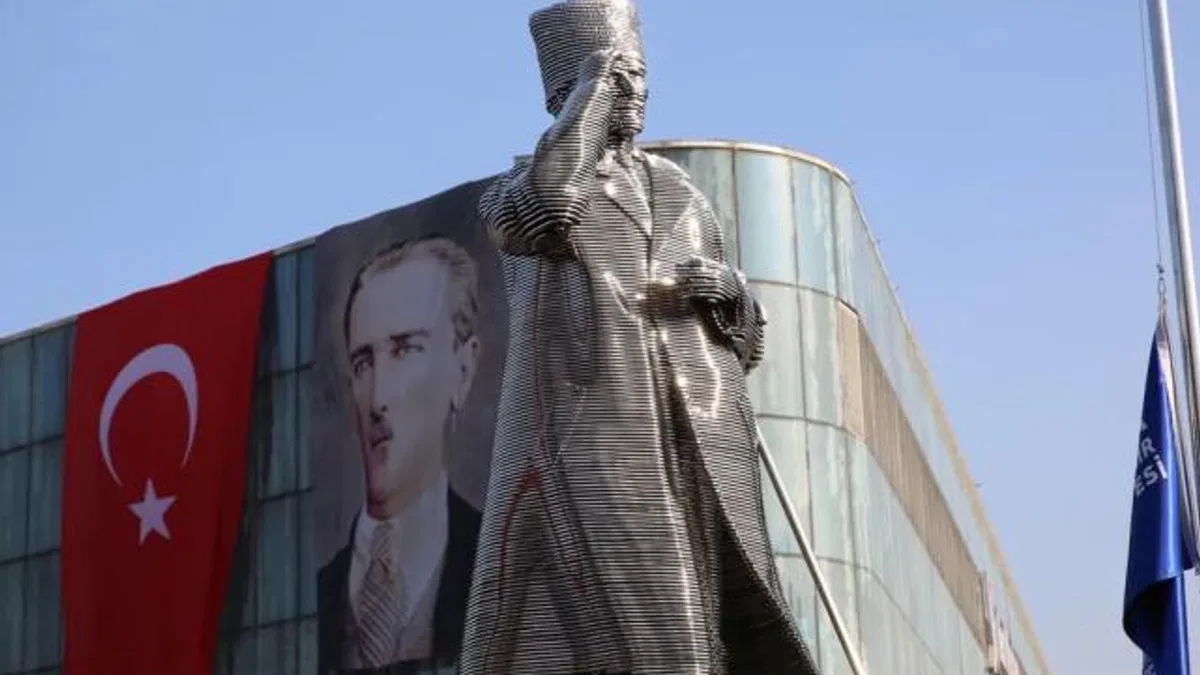 Bursa Kent Meydanı’nda ‘Atatürk Heykeli’