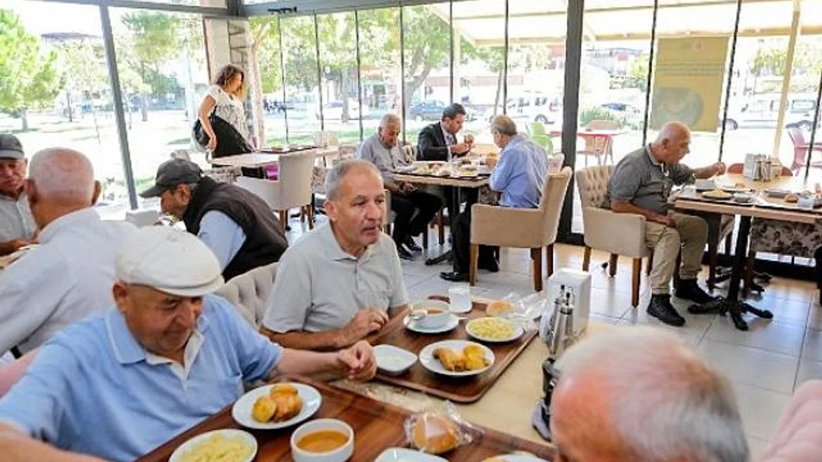 Bayraklı Belediyesi kent lokantalarında “Askıda Yemek” uygulaması başladı