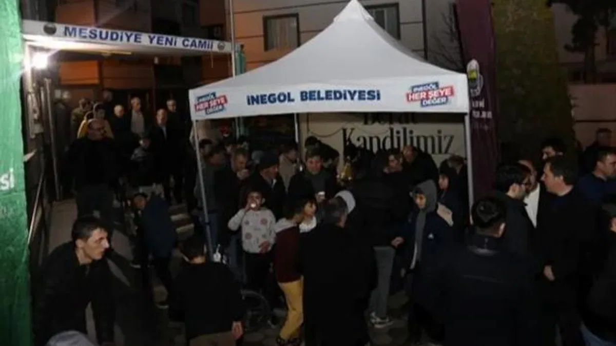 Bursa İnegöl’de farklı camilerde kandil ikramı yapıldı