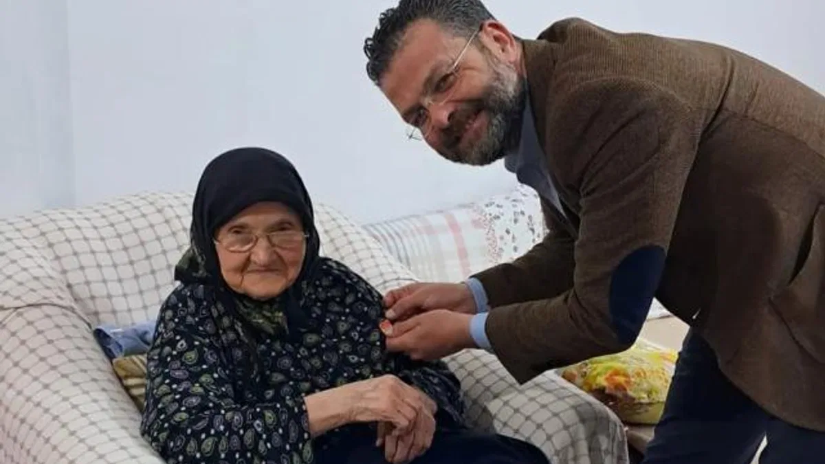 Bursa’da 94 yaşındaki Halime Teyze CHP’ye katıldı
