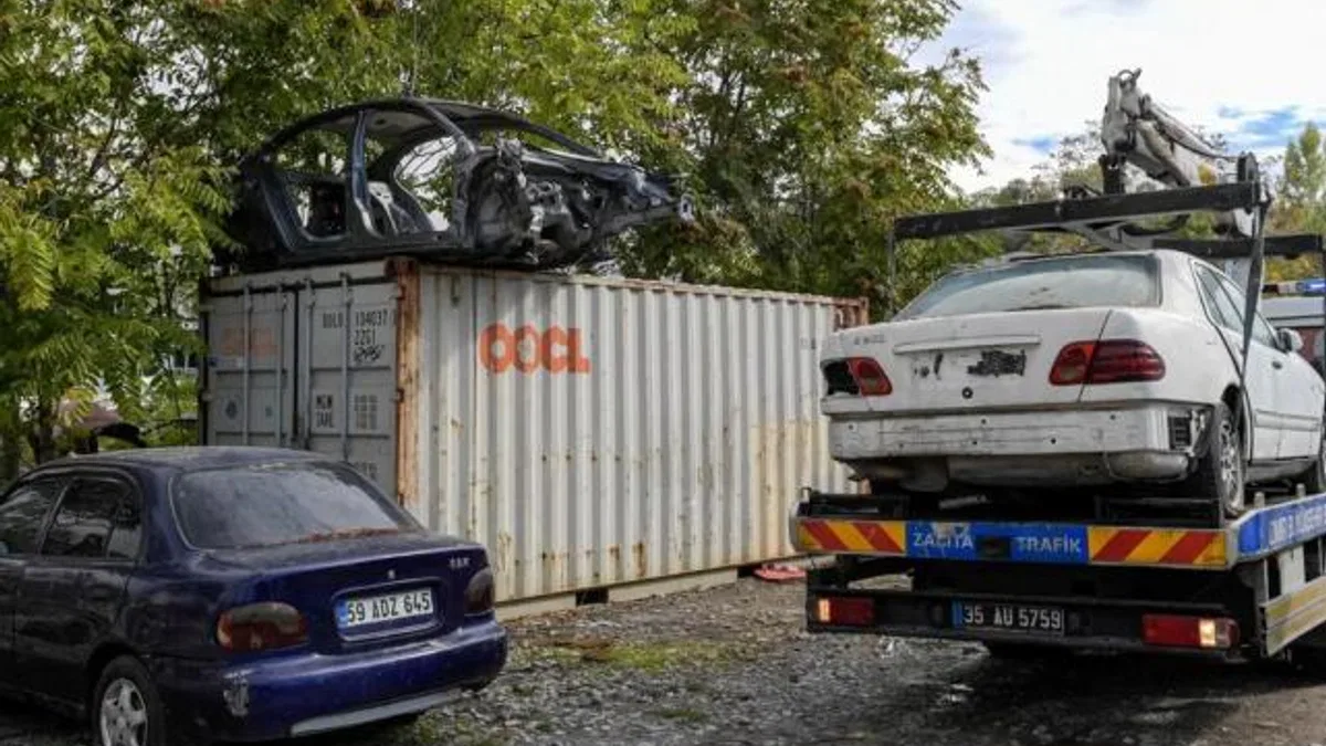 İzmir’de hurda araçlar ekonomiye kazandırılıyor