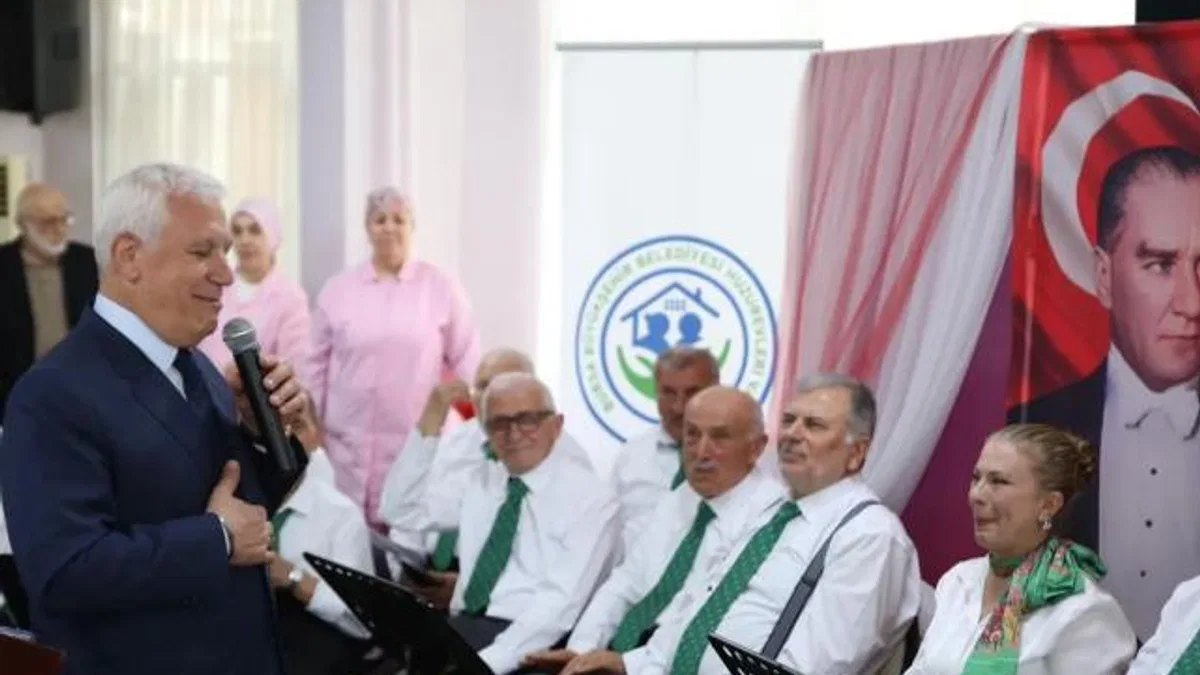 Bursa’da huzurevi korosuna Başkan Bozbey sesiyle renk kattı