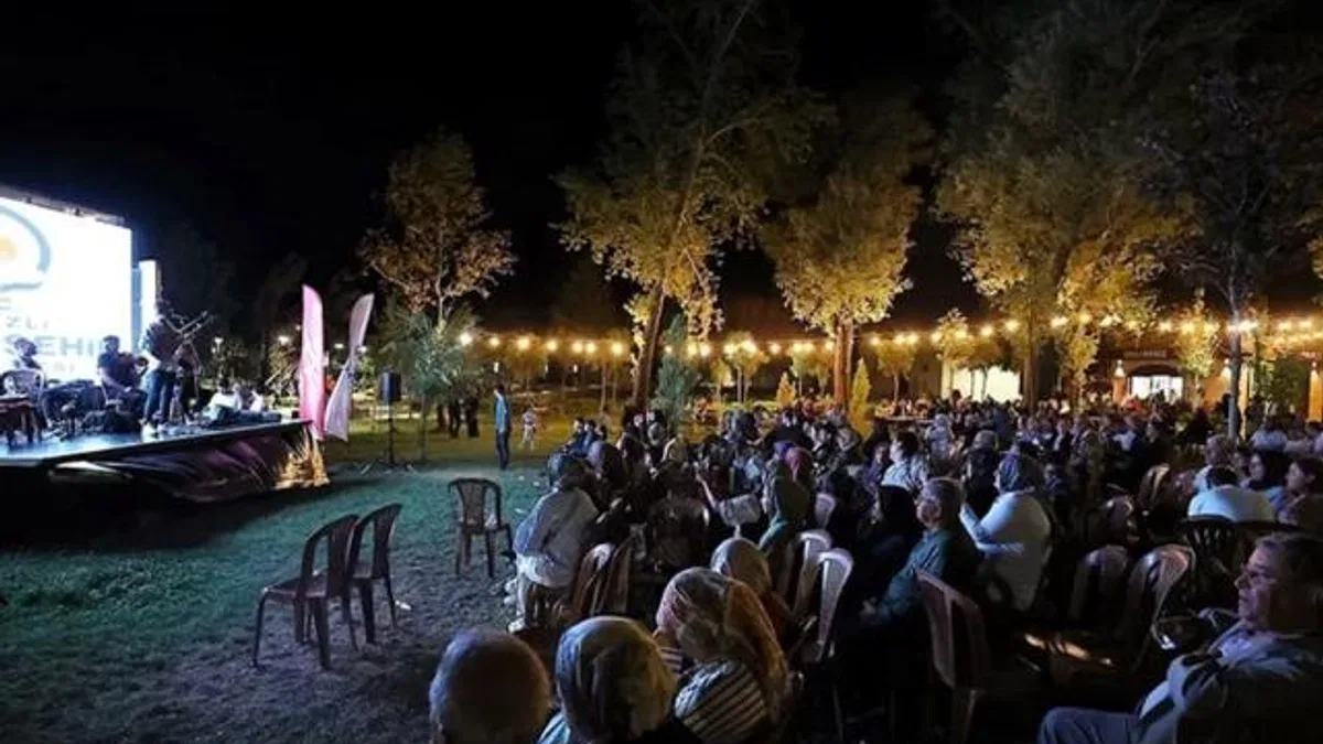 “Yaz Konserleri” Çivril’de başladı, sinema keyfiyle renklendi