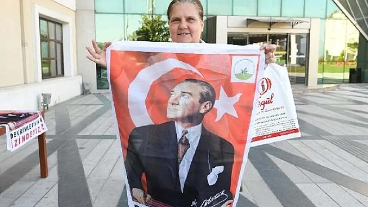 Osmangazi Belediyesi 10 bin Ata Posteri dağıtıyor