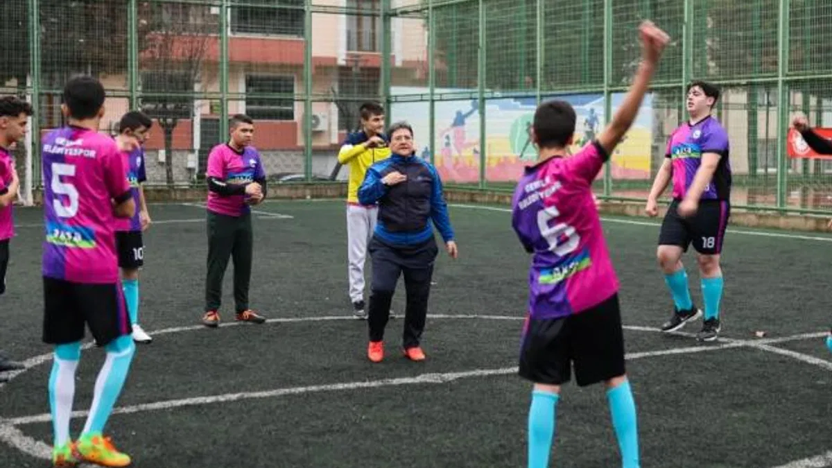 Bursa Gemlik’te özel gençler yeşil sahada