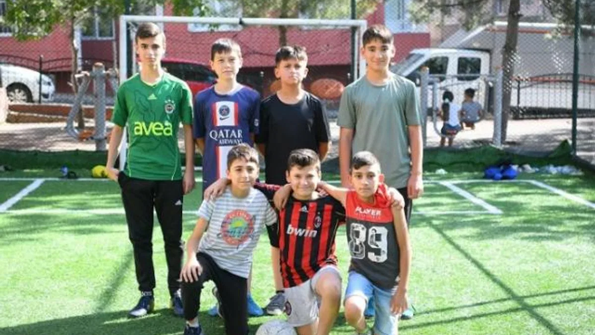 Çayırovalı gençler tatillerini halı sahalarda geçiriyor