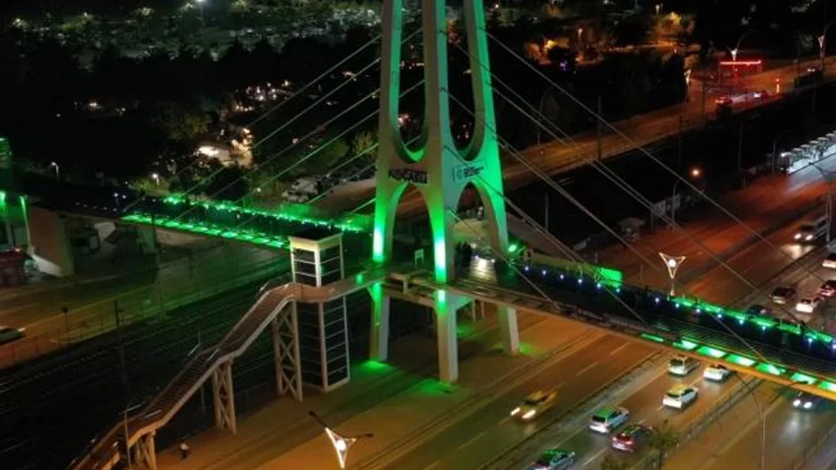 Kocaeli’nde üst geçitler yeşile büründü
