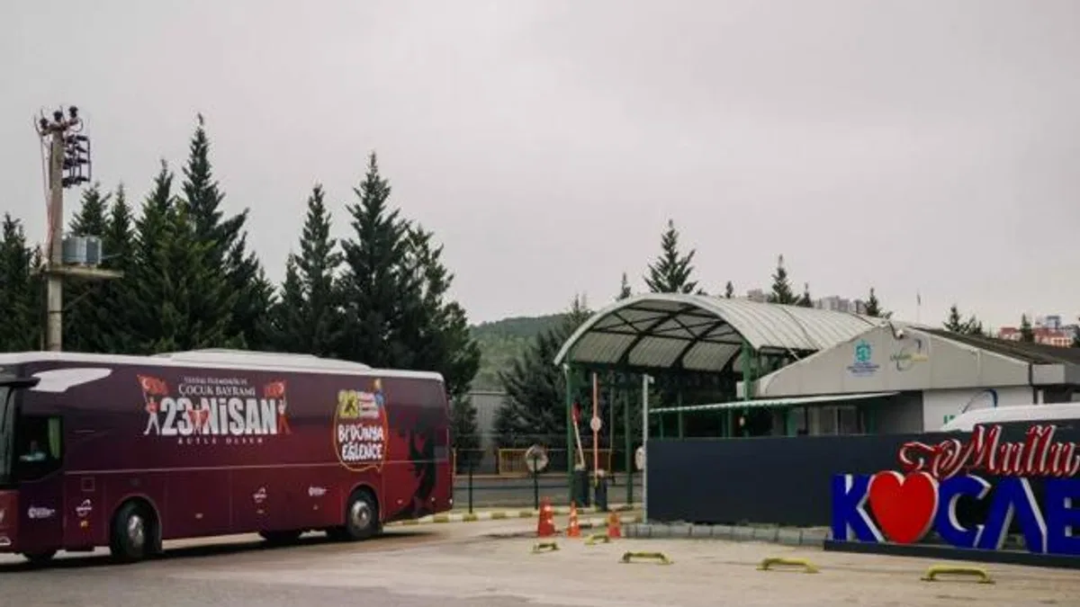Kocaeli’de otobüs ve tramvaylar 23 Nisan’a özel giydirildi
