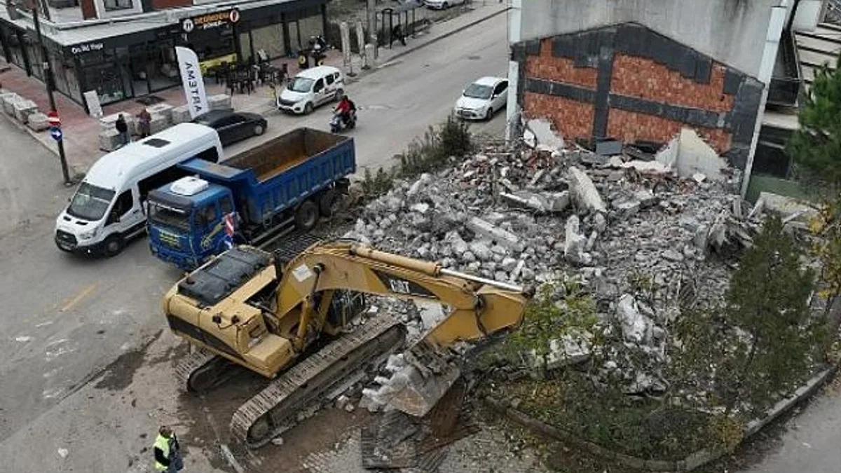 Yeşilova’ya nefes aldıracak proje için yıkıma başlandı