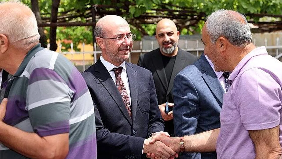 Selçuklu Belediye Başkanı Ahmet Pekyatırmacı, Cuma buluşmaları kapsamında Binkonutlar Mahallesi’nde vatandaşlarla bir araya geldi