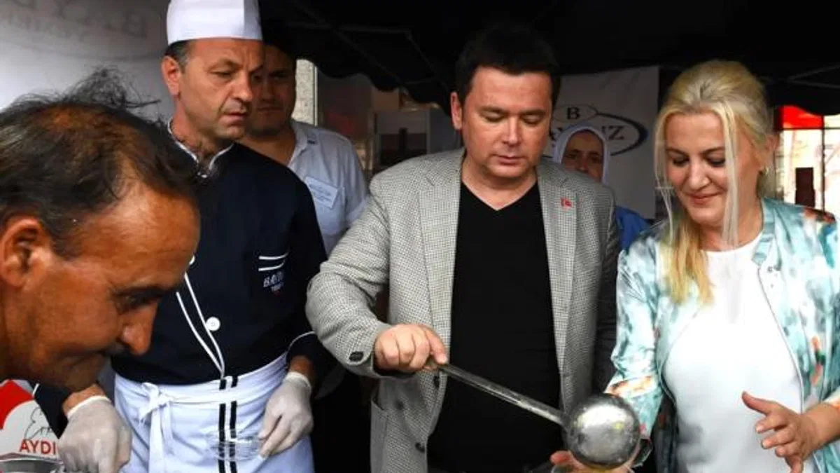 Başkan Aydın, kazanın başına geçti aşure dağıttı