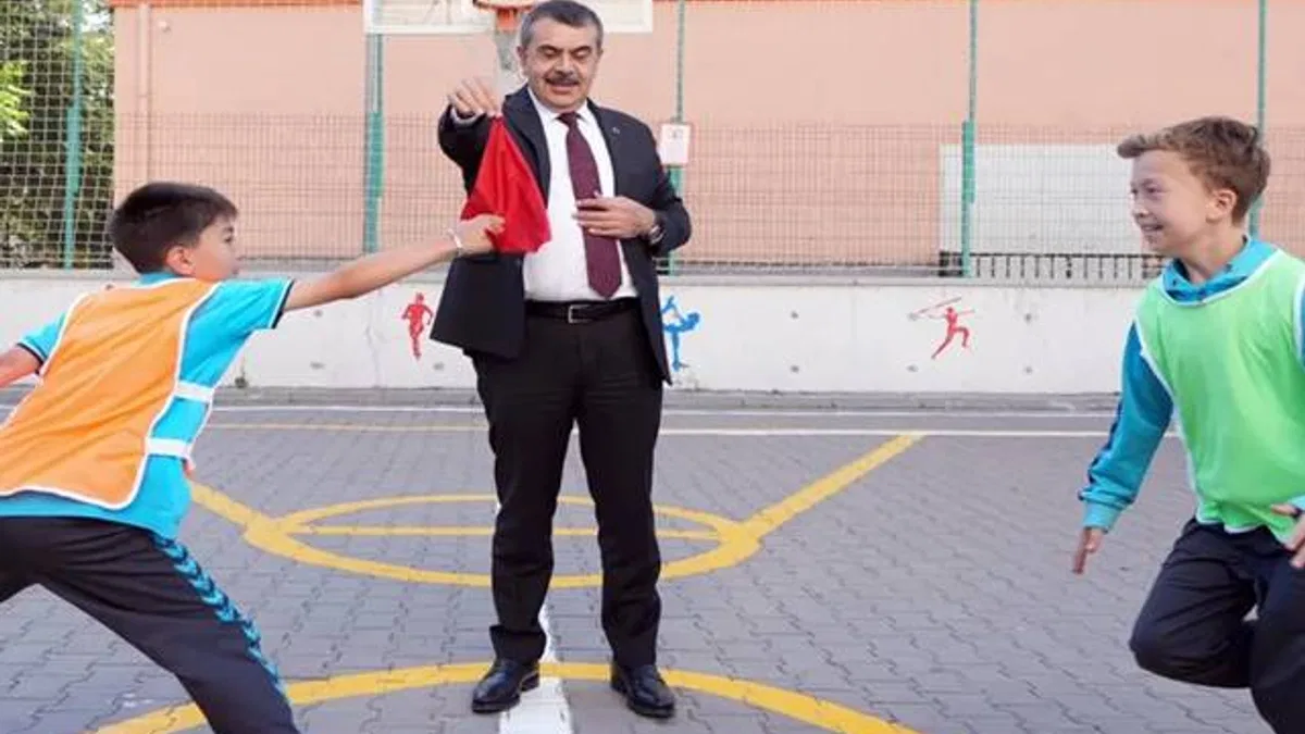 Bakan Tekin’den karne öncesi öğrencilere moral ziyareti