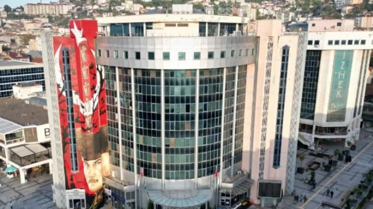 İzmit’te kaldırım işgali yapan spotçulara mühürleme uyarısı