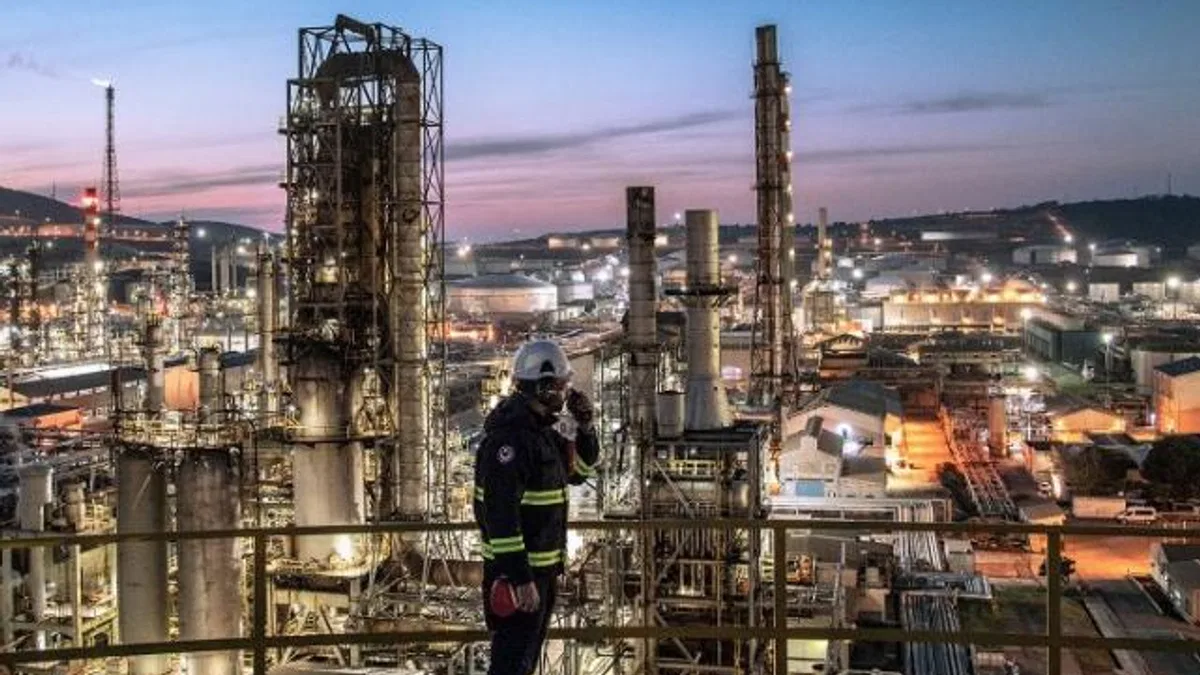 TÜPRAŞ’ta baca tamiri yapan işçi hayatını kaybetti