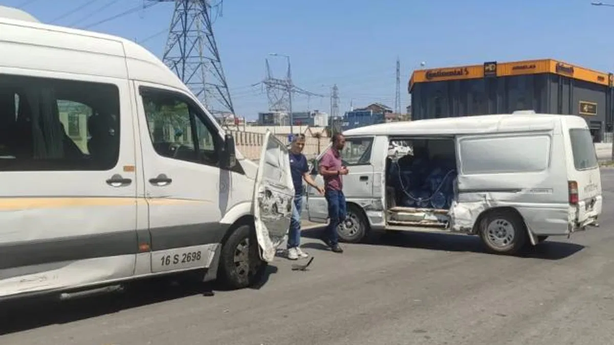 Bursa’da trafik kazası güldürdü! Kapısını arayan şoför, servis minibüsünde buldu