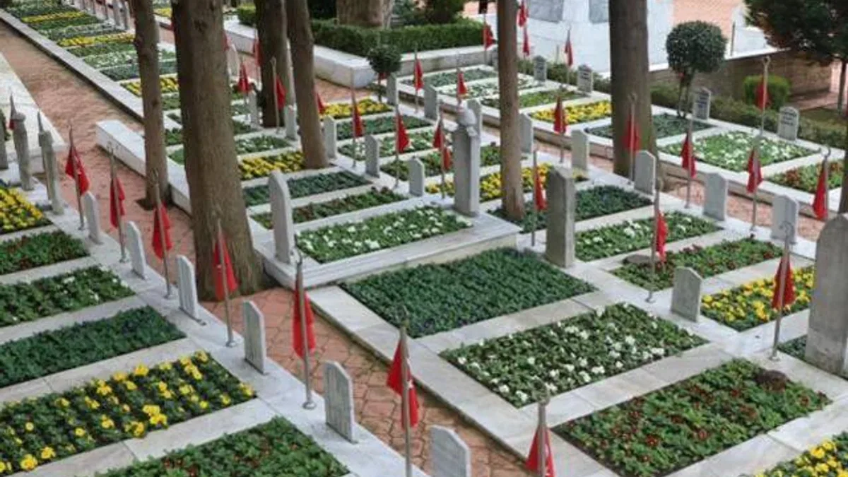 Kocaeli şehitliğinde çiçekler açtı