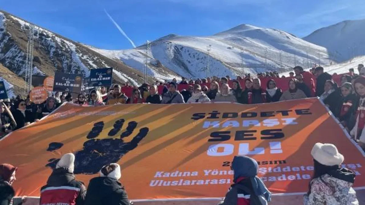 Palandöken’de ‘Şiddete Karşı Tek Yürek’… Kadınlar ön saflarda yürüdü
