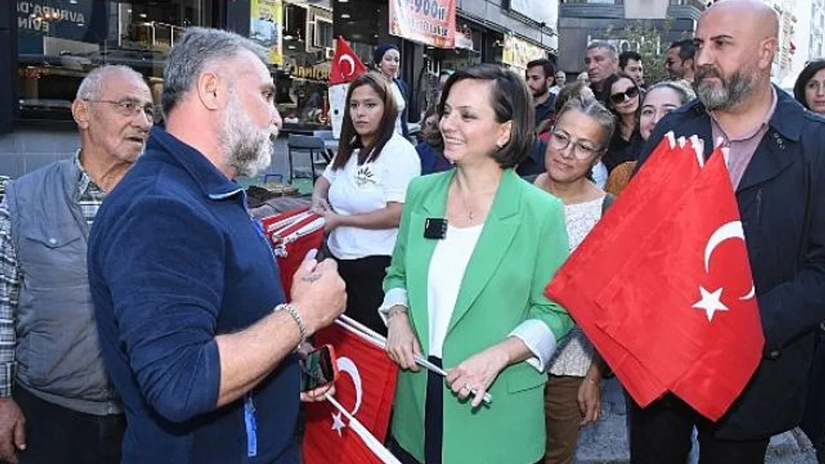 Başkan Helil Kınay “Bayraklarımızı asalım, Cumhuriyetimizi Karabağlarda yakışır güzellikte kutlayalım”