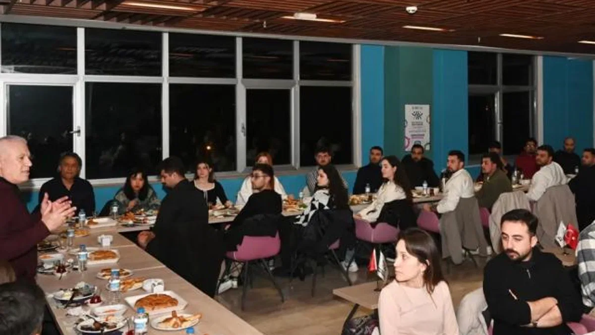 Bursa’da Başkan Bozbey sahuru gençlerle yaptı