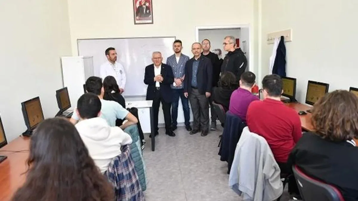 Memduh Büyükkılıç geleceğin bilim yıldızlarıyla buluştu