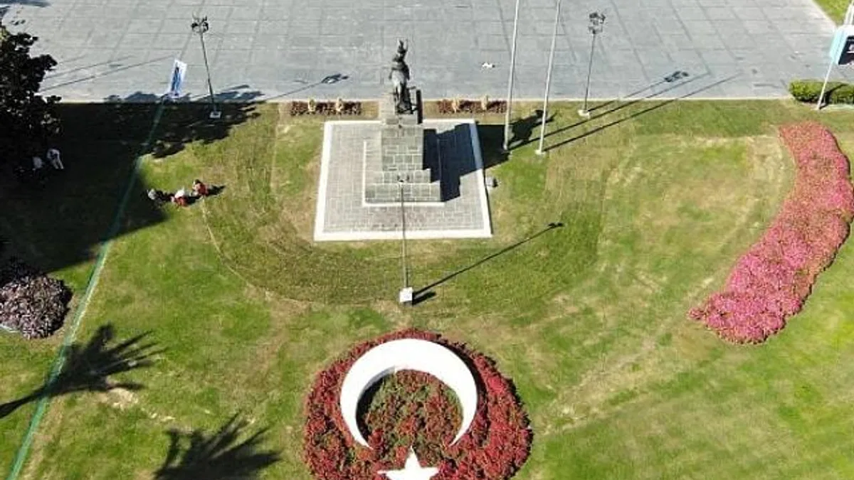 İzmir’in yeşil alanları kış öncesi çiçek açıyor Meydanlar Ata’nın en sevdiği kasımpatı çiçeği ile renklendi