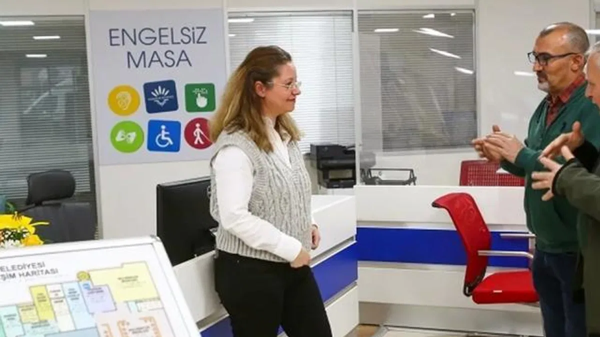 İzmir Karabağlar Belediyesi’nden “Engelsiz Masa” hizmeti