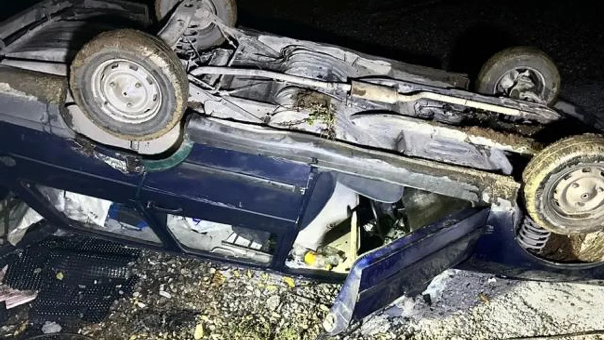 Düzce’de şantiye alanına giren otomobil devrildi!