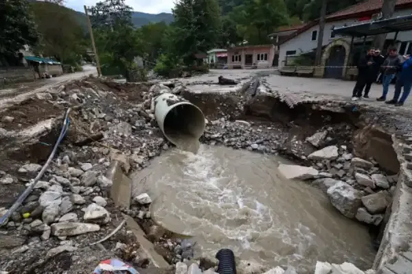 Başkan Alemdar Geyve'deki sel hasarını inceledi