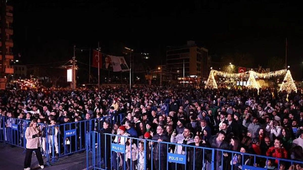 Antalyalılar yeni yıl coşkusunu Cumhuriyet Meydanı’nda yaşadı