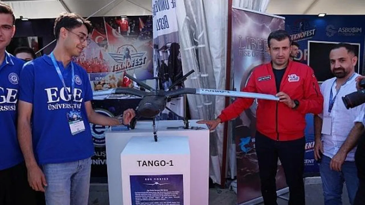 TEKNOFEST Yönetim Kurulu Başkanı Bayraktar, EÜ standını ziyaret etti