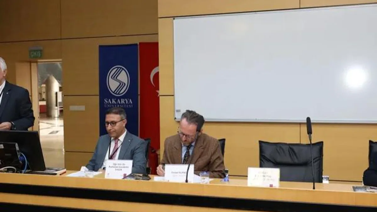 ‘Bir Şehir İki Çınar’ sempozyumunun ilk oturumu Faik Baysal oldu