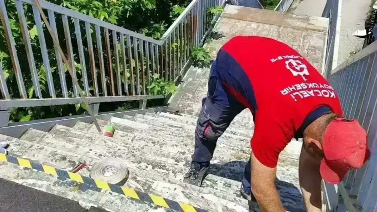 Kocaeli Büyükşehir’den üst geçitlere güvenli bakım